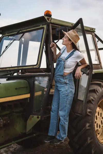 Junge Prägnante Ländere Frau Auf Traktor Lifestyle Concept — Stockfoto