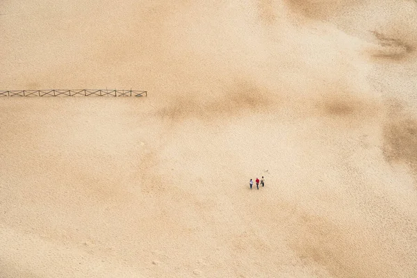 Terkedilmiş Kumsal Manzarası Yürüyen Insanlar — Stok fotoğraf