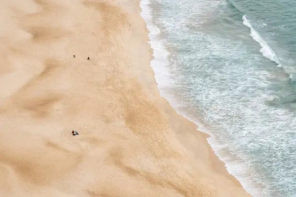 Vedere Aeriană Plajei Nisip Pustie Oameni Care Merg Jos — Fotografie, imagine de stoc