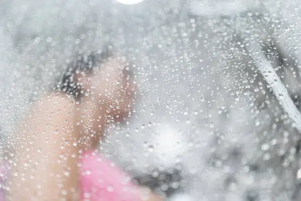 Žena Sprchování Koupelně Interiéru Pohled Přes Sklo Vodní Párou Kapky — Stock fotografie