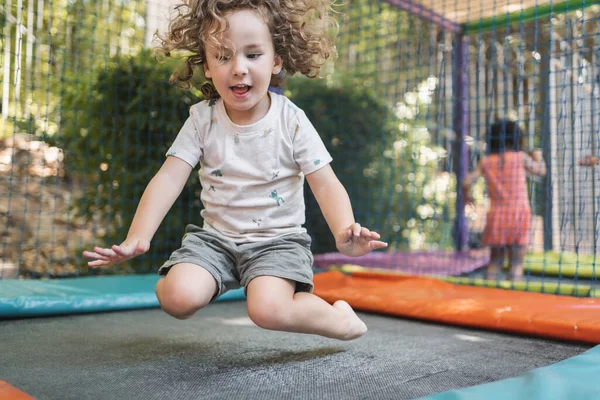 Mutlu Küçük Çocuk Dışarıda Oyun Bahçesinde Oynuyor — Stok fotoğraf