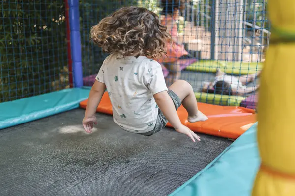 Mutlu Küçük Çocuk Dışarıda Oyun Bahçesinde Oynuyor — Stok fotoğraf