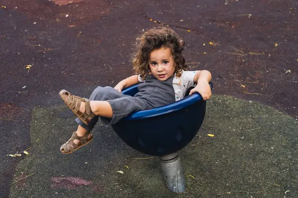 Retrato Menino Feliz Olhando Para Câmera Posando Playground — Fotografia de Stock