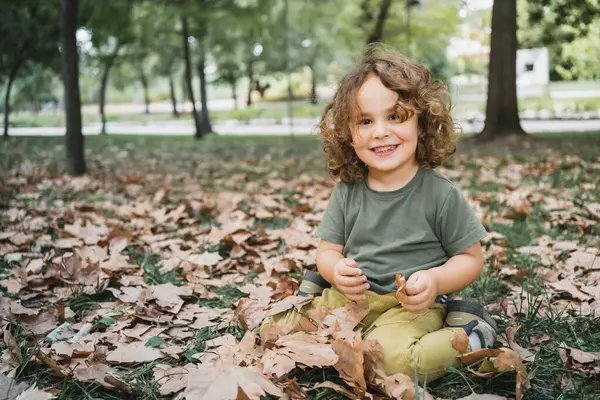Porträt Eines Glücklichen Jungen Der Einem Sonnigen Tag Park Mit — Stockfoto