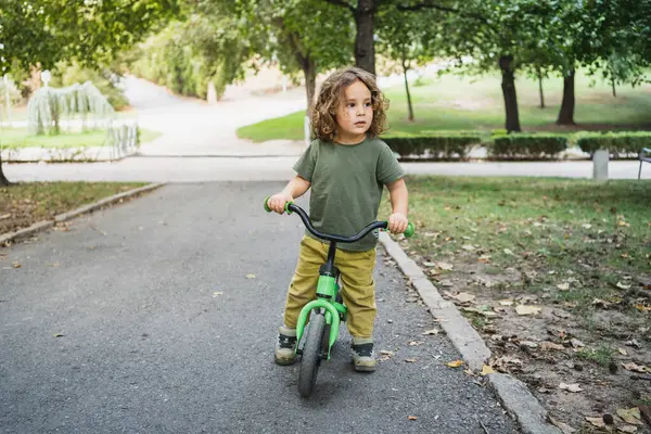 Retrato Menino Andando Bicicleta Parque Urbano Pensativo — Fotografia de Stock