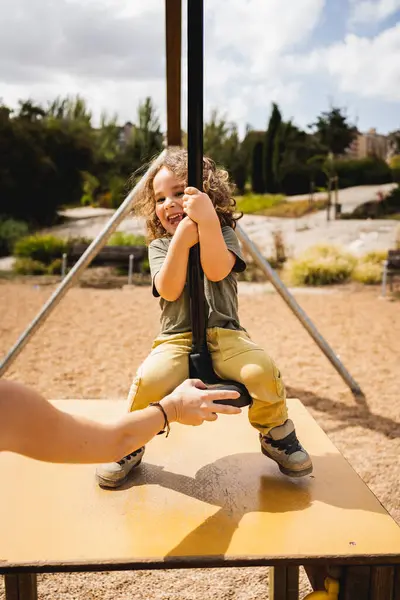 Çocuk Parkında Ile Oynayan Mutlu Küçük Çocuğun Portresi — Stok fotoğraf