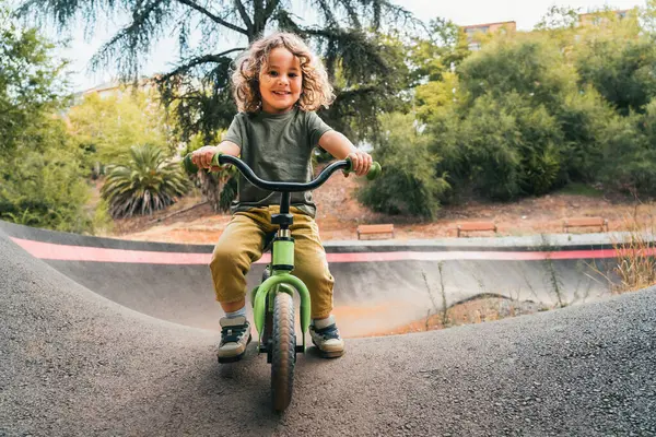 Bambino Felice Sorridente Stile Skater Guardando Macchina Fotografica Bicicletta Circuito — Foto Stock