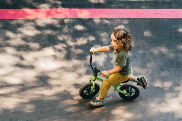 Felice Allenamento Stile Pattinatore Bambino Con Sua Moto Sul Circuito — Foto Stock