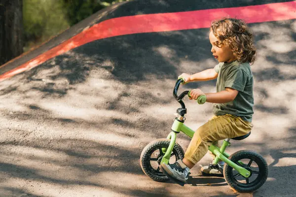 Felice Allenamento Stile Pattinatore Bambino Con Sua Moto Sul Circuito — Foto Stock