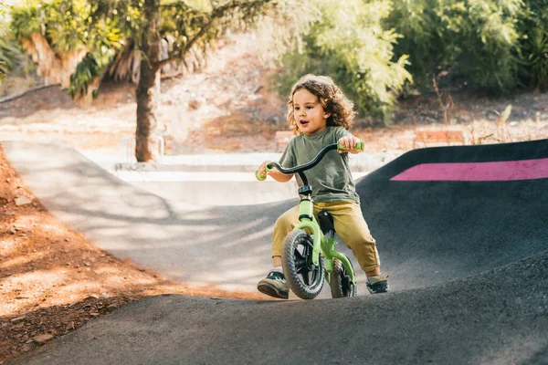 Pequeno Menino Feliz Skater Estilo Treinamento Com Sua Bicicleta Circuito — Fotografia de Stock