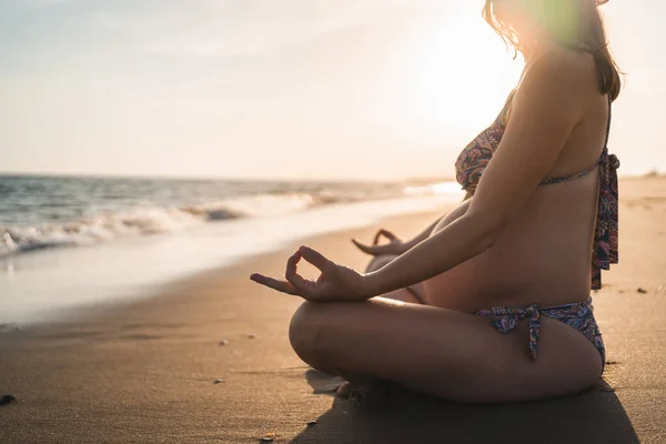 Mujer Embarazada Meditando Sentada Orilla Playa Mirando Mar — Foto de Stock