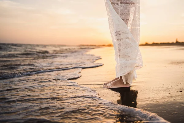 Benen Van Een Vrouw Gekleed Wit Het Strand Weken Haar — Stockfoto