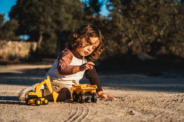 Kazı Makinesi Kamyonla Gün Işığında Oynayan Mutlu Küçük Çocuk — Stok fotoğraf