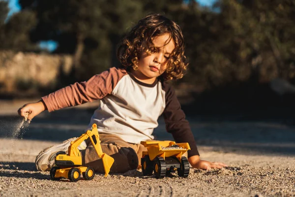 Netter Glücklicher Kleiner Junge Spielt Mit Baggermaschine Und Lkw Sonnenlicht — Stockfoto