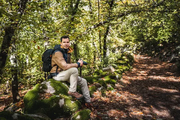 Профильный Портрет Молодого Красивого Фотографа Отдыхающего Камне Лесу После Прогулки — стоковое фото