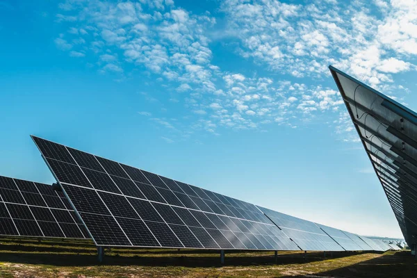 Fotovoltaik Güneş Santralindeki Güneş Panelleri Çizgisi Parlak Güneşli Bir Gün — Stok fotoğraf