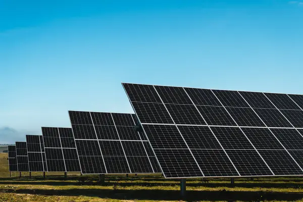 Reihe Von Sonnenkollektoren Photovoltaik Solaranlage Sonniger Und Heller Tag — Stockfoto