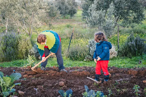 Kleiner Junge Fragt Seine Oma Wie Sie Die Gartenerde Bearbeitet — Stockfoto