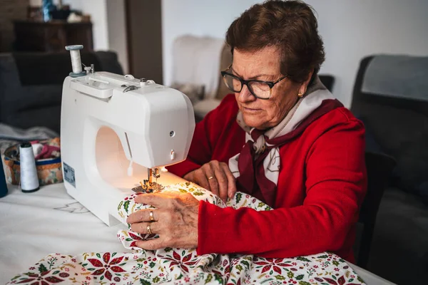 Concentrated Senior Woman Glasses Using Sewing Machine Sew Garment — Stock Photo, Image