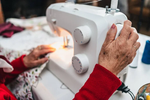 Elbise Yapmak Için Dikiş Makinesi Kullanan Yaşlı Bir Kadının Elinin — Stok fotoğraf