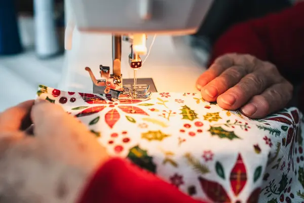 Dikiş Makinesine Renkli Bir Elbise Diken Terzi Ellerinin Ayrıntıları — Stok fotoğraf