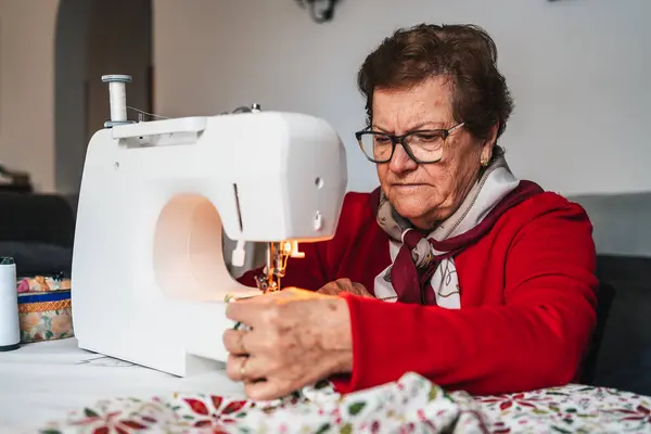 Gözlüklü Yaşlı Kadın Dikiş Makinesinde Elbise Yapıyor — Stok fotoğraf