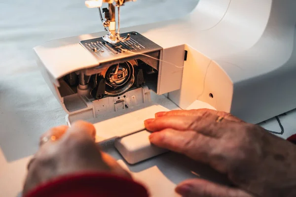 Detail Seamstress Fingers Preparing Sewing Machine Work Sew — Stock Photo, Image