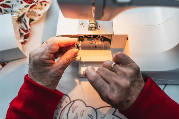 Detail Woman Hands Preparing Thread Sewing Sewing Machine — Stock Photo, Image