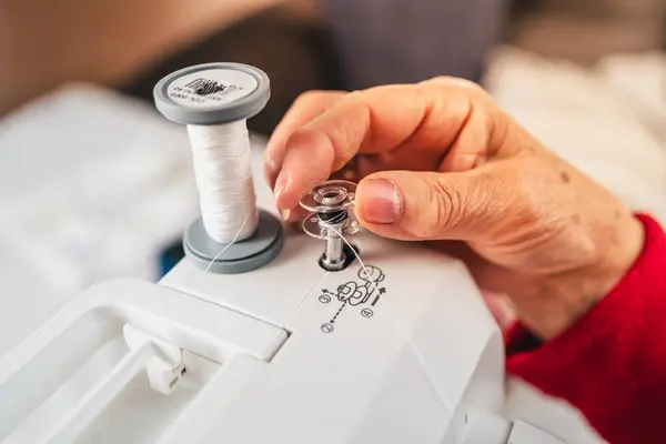 Üst Düzey Kadın Ellerinin Dikiş Makinesinde Bir Tutam Iplik Hazırlama — Stok fotoğraf