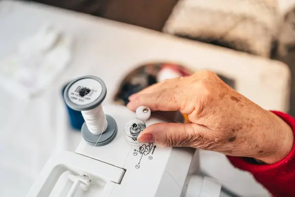 Detalhe Mãos Mulher Sênior Preparando Máquina Costura — Fotografia de Stock