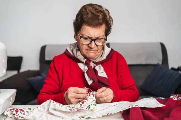 Beautiful Senior Woman Glasses Sewing Fabric Her Hands — Stock Photo, Image
