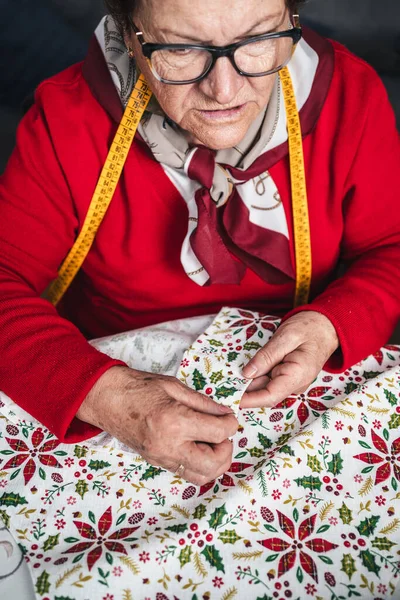 Senior Woman Seamstress Hand Sewing Cloth Garment — Stock Photo, Image