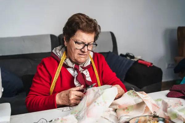 Older Woman Her Living Room Cutting Piece Fabric Sewing Scissors — Stock Photo, Image