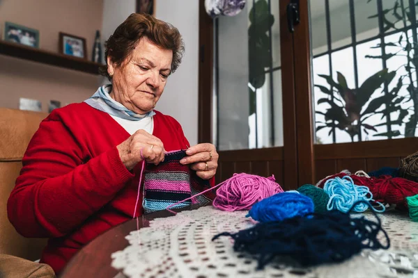 Older Woman Weaving Piece Wool Clothing Artisanal Way Living Room — Stock Photo, Image