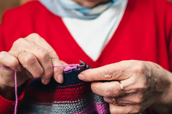 Yaşlı Bir Kadının Elleri Renkli Yün Örgü Ören Yapımı Giysiler — Stok fotoğraf