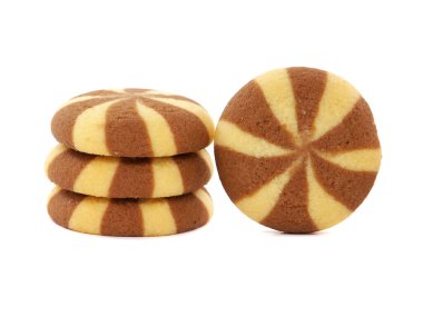 İki ton çikolatalı kurabiye, beyaz üzerine izole.