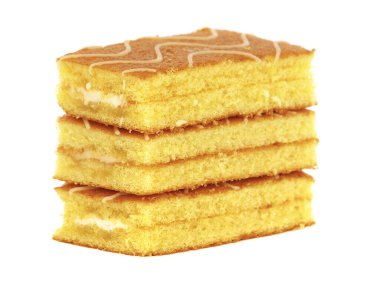 Süt kremalı kek kalıpları beyaza izole edilmiş.