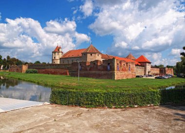 Fagaras Kalesi, Romanya 'da ortaçağ kalesi, mavi bulutlu gökyüzünün altında