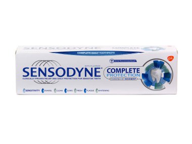 BUCHAREST, ROMANIA - 20 Nisan 2016. Sensodyne Diş macunu, florür ile tam koruma