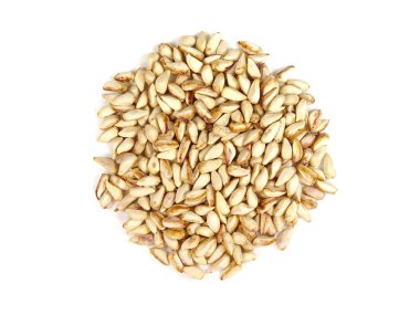 Kurutulmuş nar tohumları beyaza izole edilmiş.