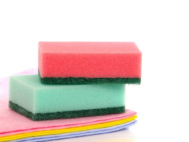 Temizlik için süngerler ve giysiler beyazda izole edildi