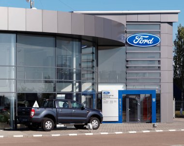 BUCHARest, Roma - 27 ARALIK 2017. Bükreş 'teki Ford bayilik binası