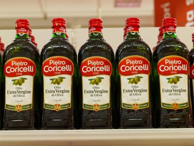 Roma, İtalya - 5 Ocak 2019. - 5 Ocak 2019. Pietro Coricelli ekstra saf zeytinyağı şişeleri.