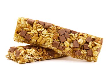 Beyaza izole edilmiş çikolata taneli mısır gevreği.