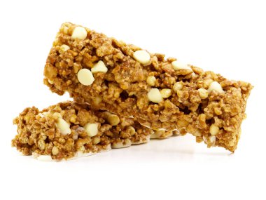 Beyaza izole edilmiş çikolata taneli mısır gevreği.