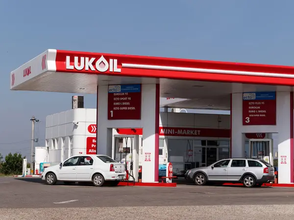 BUZAU, ROMANIA - 22 Eylül 2019. Benzin deposu olan Lukoil benzin istasyonu