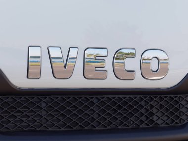 GALATI, ROMANIA - 20 Eylül 2015. Minibüsün önündeki Iveco imzası. 