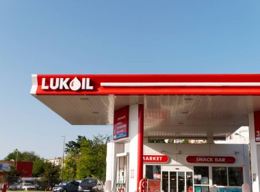 GALATI, ROMANIA - 23 Mayıs 2019. Lukoil benzin istasyonu.
