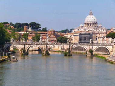 Roma, İtalya 'da Tiber Nehri ve Aziz Peter Bazilikası manzarası