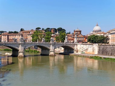 Tiber Nehri, Vittorio Emanuele II Köprüsü ve İtalya 'da Aziz Peter Bazilikası